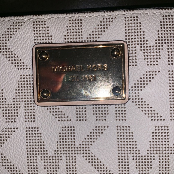 Brand new Michael Kors wallet with wristlet strap - Picture 2 of 8